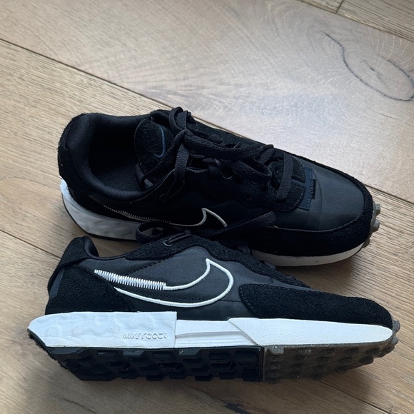 Nike women Black and White Sneakers - Picture 1 of 4